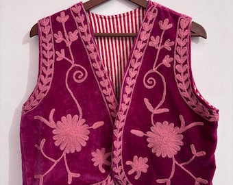 El chaleco Berry - Chaleco de terciopelo color ciruela bordado a mano / Bordado floral Suzani rosa / Artesano de Jaipur