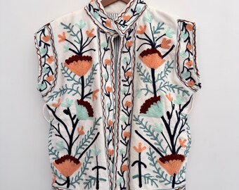 Chaleco de terciopelo color crema Blossom — Chaleco floral color melocotón bordado a mano — Capa de herencia artesanal de Jaipur con alma