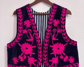 The Neon Folk — Chaleco de terciopelo azul marino bordado a mano / Bordado floral Suzani rosa fucsia / Artesano de Jaipur