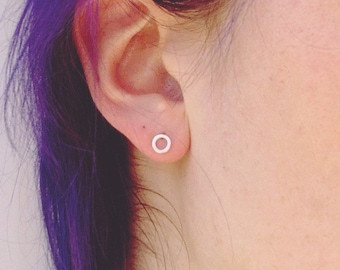 Sterling Silver /// Minimalist Tiny Hammered Circle Stud Earrings ///