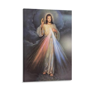 Puede incluir: Impresión religiosa en lienzo que representa una figura con una túnica blanca y un halo dorado. Rayos de luz rojos, rosas y azules emanan del pecho de la figura. El fondo presenta nubes oscuras.