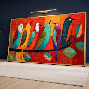 Pode incluir: Uma pintura retangular grande com uma fileira de pássaros coloridos empoleirados em um galho contra um fundo vermelho e laranja. Os pássaros são de várias cores, incluindo azul, amarelo e roxo, com detalhes dourados. A obra de arte é emoldurada em uma moldura dourada.
