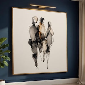 Könnte beinhalten: Abstrakter Kunstdruck mit drei Figuren in Schwarz-, Grau- und Brauntönen. Das Kunstwerk ist in einem goldfarbenen Rahmen gerahmt und an einer dunkelblauen Wand angebracht. Über dem Kunstwerk ist eine goldfarbene Leuchte angebracht.