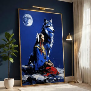 Puede incluir: Obra de arte enmarcada de gran tamaño que representa a una mujer nativa americana y un lobo sobre un fondo azul oscuro. La mujer lleva una túnica azul con detalles dorados y rojos. Una luna llena es visible en la esquina superior izquierda. La obra está en un marco dorado.