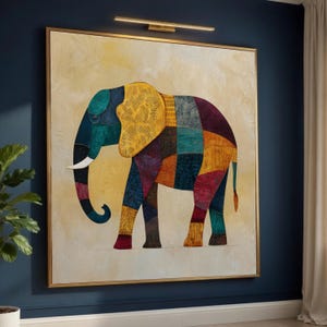 Può includere: Un dipinto incorniciato di un elefante con un design patchwork. L'elefante è raffigurato in colori vivaci, tra cui verde acqua, giallo, viola e rosso. L'opera d'arte è ambientata su uno sfondo color crema e incorniciata in oro.