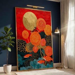 Pode incluir: Grande obra de arte emoldurada com um design abstrato. Apresenta um fundo vermelho com uma lua dourada texturizada e formas circulares laranja, amarelas e pretas. Vários peixes laranja nadam na água azul-turquesa. A moldura é dourada.