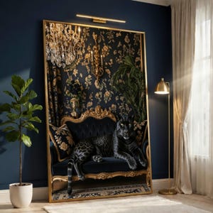 Könnte beinhalten: Ein großes, gerahmtes Kunstwerk mit einem schwarzen Panther, der auf einem dunkelblauen Samtsofa mit goldenen Verzierungen ruht. Der Hintergrund zeigt eine Tapete mit Blumenmuster, einen Kronleuchter und einen goldgerahmten Spiegel. Eine Stehlampe und eine Topfpflanze sind ebenfalls zu sehen.