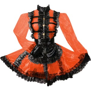 K&ouml;nnte beinhalten: Orange-schwarzes PVC-Kleid mit langen &Auml;rmeln. Das Kleid hat einen hohen Kragen, einen schwarzen G&uuml;rtel und schwarze Spitzenbes&auml;tze. Dekorative Schl&ouml;sser und Schl&uuml;ssel zieren das Oberteil. Der Rock hat ein mehrschichtiges Design.