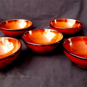 Set aus 5 Vintage-Schalen von Saint-Clément, Frankreich | Kleine Schalen im Mid-Century-Modern-Stil mit braun-bernsteinfarbener Flammenglasur | Retro-Keramik von Saint-Clément | 12 cm