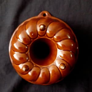 Forma de bolo Bundt vintage em cerâmica com alça para pendurar | Forma de cerâmica marrom Gugelhupf | Decoração retrô para parede da cozinha | 17 cm