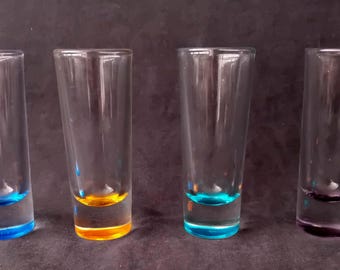 Zestaw 4 zabytkowych kieliszków do shotów Crisa | Kolorowe, wysokie kieliszki z ciężką podstawą | Szkło barmańskie z połowy XX wieku
