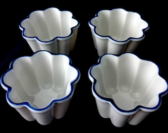 Set of 4 Vintage Style Scalloped Ceramic Pudding Molds – White with Blue Rim