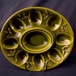 Op de afbeelding: Een set van drie keramische mokken met een gespikkelde, matte afwerking. Elke mok heeft een andere kleur: lichtblauw, crème en grijs. De mokken hebben een eenvoudig, modern ontwerp en een comfortabele handgreep.