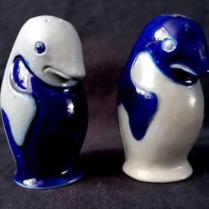 Può includere: Un set di tre tazze in ceramica con finitura opaca e macchiettata. Le tazze sono nei toni del crema, marrone chiaro e marrone scuro. Ogni tazza ha un design semplice e minimalista, perfetto per caffè o tè.