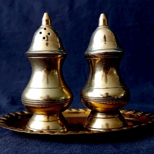 Juego de salero y pimentero de latón vintage con bandeja ovalada - Juego de molinillo de pimienta de latón macizo - Decoración de comedor estilo Hollywood Regency - Vajilla de mediados de siglo