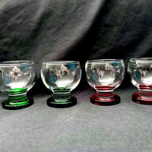 Op de afbeelding: Een set van drie keramische mokken met een gespikkelde, matte afwerking. De mokken zijn in crème, lichtgrijs en donkergrijs. Elke mok heeft een eenvoudig, minimalistisch ontwerp en een afgeronde handgreep.