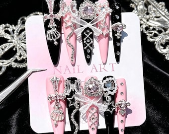 Uñas postizas rosa y negro estilo Y2K, con dijes de estrella y cruz de diamantes de imitación, estilo Kawaii Goth.