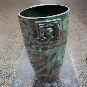 Große Ruthuss Studio Keramik Vase – Skulpturales Keramikgefäß mit eingefangener Kugel – Kalifornische 1970er–80er Studiokeramik – signiert