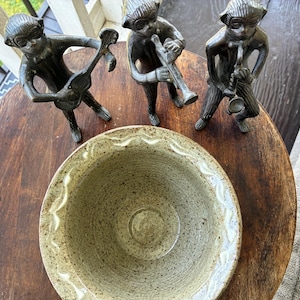 Bol de cerámica Beth Studio firmado, hecho a mano, de gres moteado, estilo rústico de granja, ideal para servir. Cerámica Wabi Sabi orgánica.