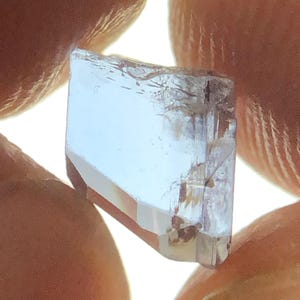 0,95 ct naturlig tanzanit grov, grå och lila färg, oslipad zoisitkristall