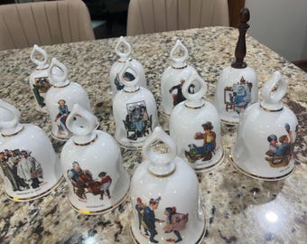 Coleção vintage de sinos de porcelana da Danbury Mint, década de 1970, representando diferentes cenas.