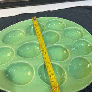 Bandeja de cerámica vintage para huevos rellenos de FP Home. Fabricada en Portugal.