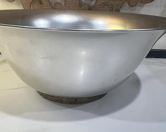 Bol para mezclar vintage de Kensington Ware de aluminio cepillado con base de latón.