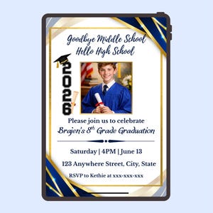 Puede incluir: Invitaci&oacute;n digital para la graduaci&oacute;n de 8&ordm; grado de Brajen. El dise&ntilde;o presenta una foto de un graduado con toga azul, el a&ntilde;o 2026 y los detalles del evento. La invitaci&oacute;n est&aacute; enmarcada con detalles dorados y azul marino.