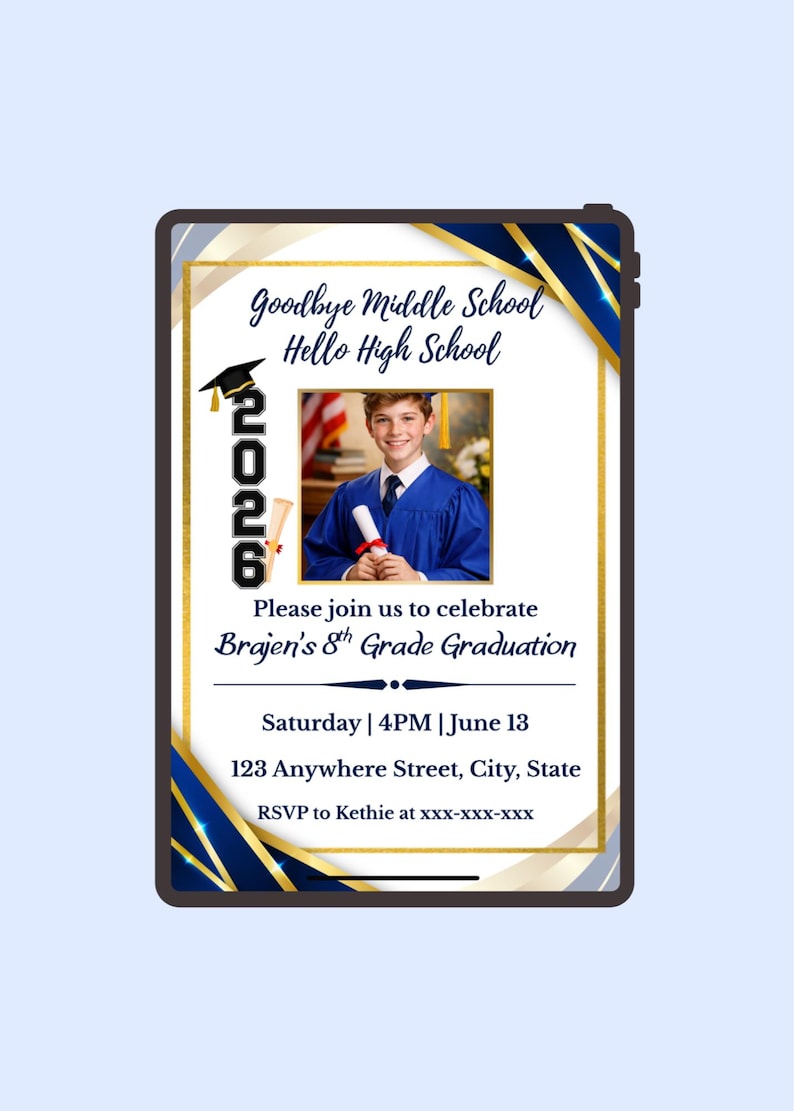 Puede incluir: Invitaci&oacute;n digital para la graduaci&oacute;n de 8&ordm; grado de Brajen. El dise&ntilde;o presenta una foto de un graduado con toga azul, el a&ntilde;o 2026 y los detalles del evento. La invitaci&oacute;n est&aacute; enmarcada con detalles dorados y azul marino.