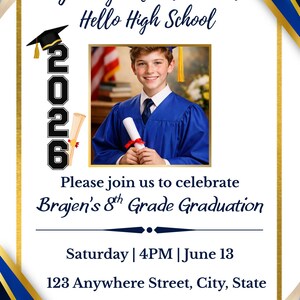 Puede incluir: Anuncio de graduaci&oacute;n con foto de una persona sonriente con toga azul. El texto dice "Goodbye Middle School, Hello High School" y "Brajen's 8th Grade Graduation" con fecha y hora.