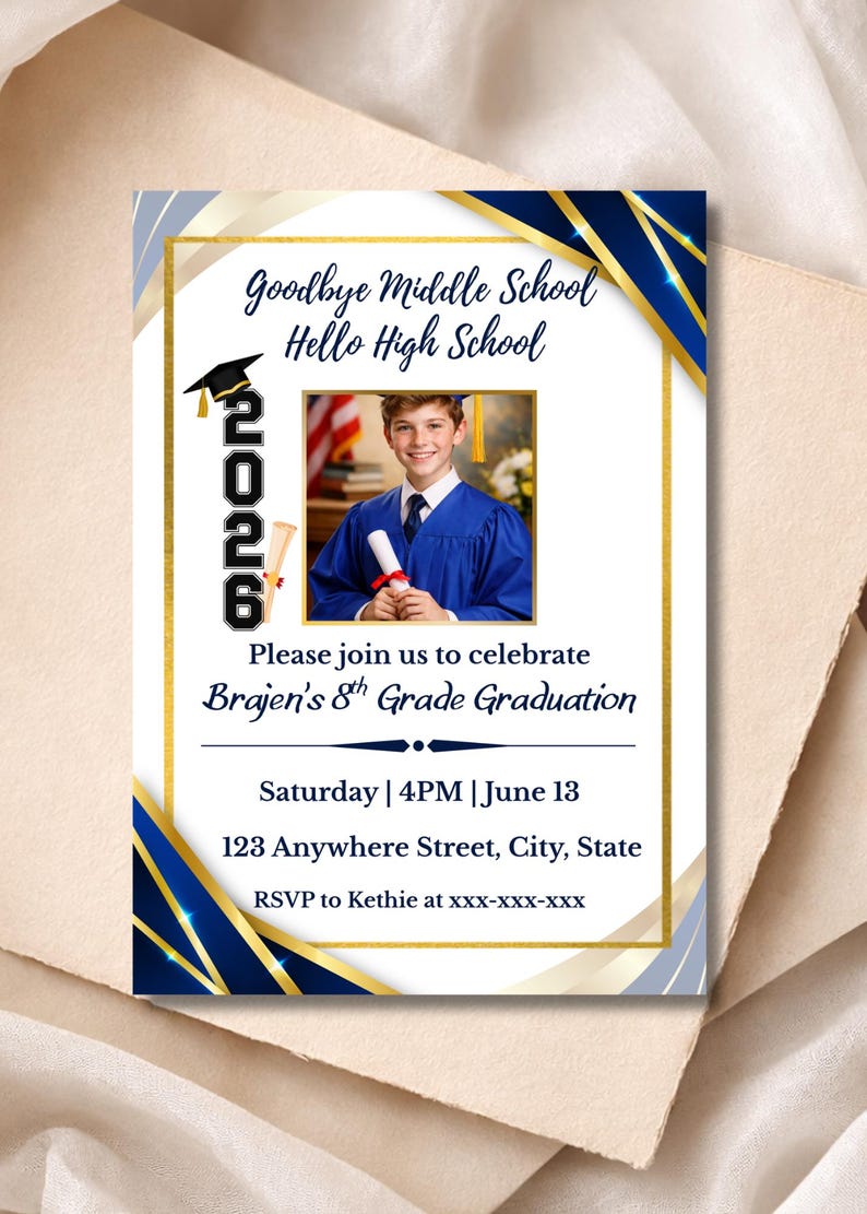 Puede incluir: Anuncio de graduaci&oacute;n con una foto de un ni&ntilde;o con toga azul. La invitaci&oacute;n tiene un borde dorado y azul e incluye el texto "Goodbye Middle School Hello High School" y "Brajen's 8th Grade Graduation".