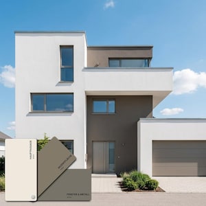 Op de afbeelding: Een modern huis met twee verdiepingen met witte en donkergrijze buitenmuren, rechthoekige ramen en een garage. Op de voorgrond staan drie kleurstaalkaarten met de tekst HAUPTFASSADE, AKZENTFLÄCHE en FENSTER & METALL afgebeeld.