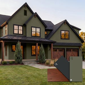 Puede incluir: Una casa de dos pisos con pintura exterior verde oliva, molduras negras y un techo oscuro. La casa tiene múltiples ventanas, un porche y un garaje para dos coches con puertas de madera. Se muestran muestras de color para molduras, cuerpo y acento.