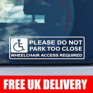 Puede incluir: Adhesivo rectangular blanco con un símbolo de silla de ruedas y el texto "PLEASE DO NOT PARK TOO CLOSE WHEELCHAIR ACCESS REQUIRED" en la ventana de un coche. El adhesivo indica necesidades de estacionamiento accesible.