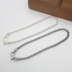 Puede incluir: Dos pulseras de cuentas de plata de ley, una con acabado pulido brillante y otra con acabado oscuro oxidado. Cada pulsera cuenta con un cierre de mosquetón y una etiqueta metálica grabada con la palabra ITALY y el número 925.