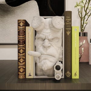 Hellboy-bokhörna | Hellboy-byst-bokhyllinsats | 3D-utskriven serietidningsdekoration | Hellboy-present | Bokstöd för skräckserier | Hellboy-figurer