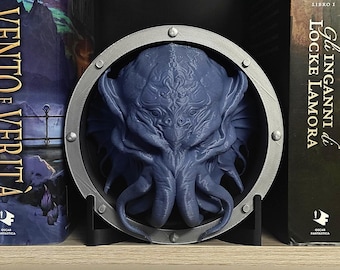 Sujetalibros con forma de rincón de lectura de Cthulhu | Escultura de ojo de buey de submarino lovecraftiano | Regalo de decoración gótica de terror cósmico estilo academia oscura | R'lyeh | Italia