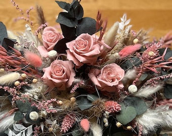 handgefertigtes Trockenblumen Tisch-/Wandgesteck in Dusty Rosa auf silbernem Tablett