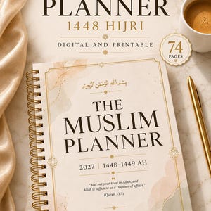 Può includere: Un'agenda a spirale intitolata The Muslim Planner 2027 1448-1449 AH con copertina color crema, accenti acquerellati, calligrafia araba e il versetto 33:3 del Corano. La copertina riporta anche Islamic Planner 1448 Hijri e Digital and Printable.