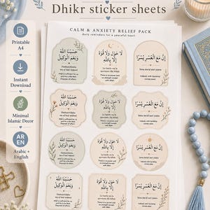 Op de afbeelding: Afdrukbare A4-stickervellen voor angst- en stressverlichting, met Arabische kalligrafie en Engelse vertalingen. De vellen bevatten dagelijkse herinneringen voor een vredig hart, met een minimalistisch islamitisch decoratiethema.