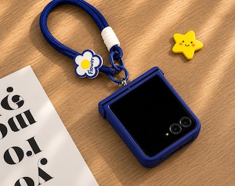 Funda Samsung Z Flip con correa de flores / Funda para teléfono estilo coreano Klein Blue / Funda tipo libro con cordón de cuerda adorable / Regalo estético