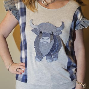 Camisa de mezclilla reciclada con apliques de vaca, camisa vaquera y de franela estilo western hecha a mano, top grande para mujer, único en su clase.