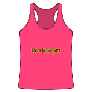 Pode incluir: Uma regata rosa vibrante com a frase "have a biscuit potter" em letras douradas e pretas. A regata tem decote redondo e design nadador, perfeita para uso casual.