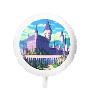 Può includere: Un palloncino bianco e rotondo con un'illustrazione dettagliata di un castello con più torri, ambientato su un cielo blu con nuvole. Il castello è principalmente viola e grigio, con alberi verdi e un ponte.