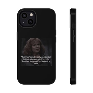 Puede incluir: Funda de teléfono negra con una imagen de una mujer y texto. El texto dice: "Después de la muerte de Fred, Molly accidentalmente tejió un jersey con una F para Fred, pero terminó dándoselo a Fleur."