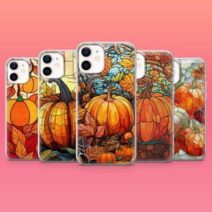 Könnte beinhalten: Eine Sammlung von fünf Smartphone-Hüllen im Buntglas-Stil mit leuchtend orangefarbenen Kürbissen und Herbstblättern in Rot-, Gelb- und Brauntönen. Jede Hülle zeigt ein einzigartiges Kürbismotiv mit detaillierten schwarzen Umrandungen.