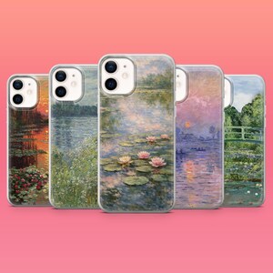 以下が含まれることがあります： 一列に並んだ5つのスマートフォンケース。それぞれに睡蓮の池を描いた異なる印象派風の絵画がデザインされています。水生植物、水面に映る反射、アーチ型の橋などが鮮やかな色彩で描かれた様々なシーンが表現されています。
