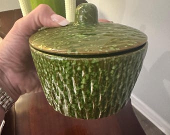 Maceta con tapa, de color verde manzana y 5 pulgadas de diámetro, fabricada en Italia, con decoraciones orgánicas.