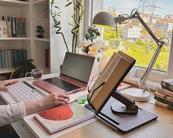 Supporto girevole per laptop, regolabile in altezza, pieghevole, ruotabile a 360°, ideale anche come supporto per la lettura di libri.