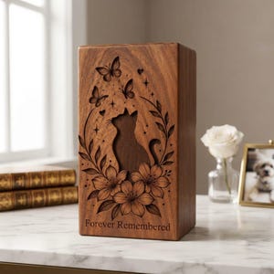 Handgeschnitzte Katzenurne aus Holz, Schmetterlings- und Blumendesign, personalisiertes Haustierdenkmal (verschiedene Größen)